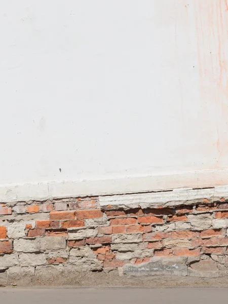 Old white wall with bricks and floor — Stock Photo, Image