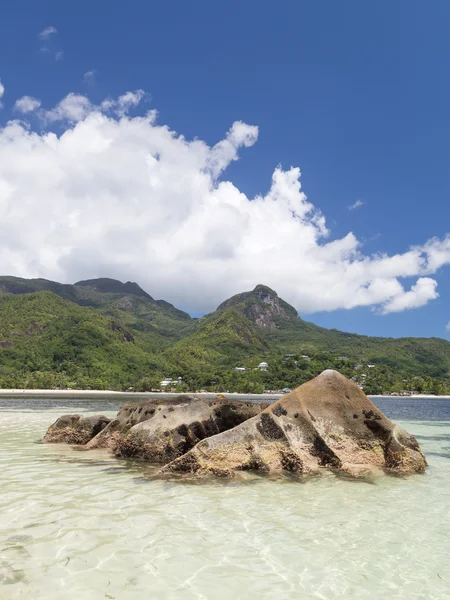 De grands rochers dans la mer — Photo