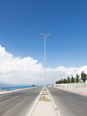 Mesafe içine bir asfalt yol gider