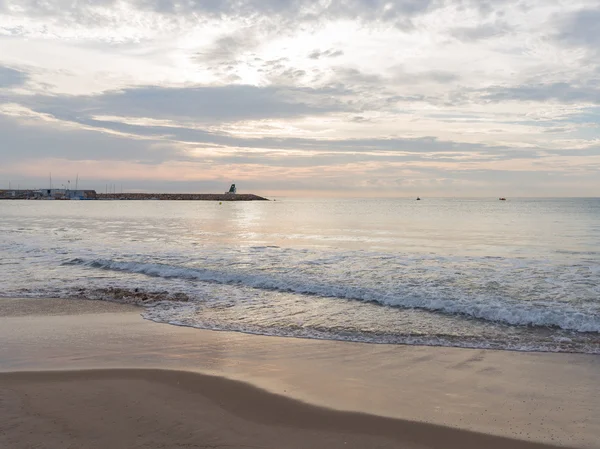 Mar tranquilo al amanecer — Foto de Stock