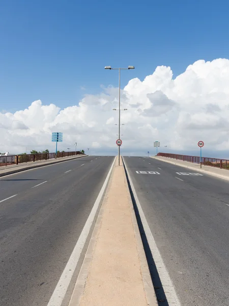 Camino de asfalto gris va en la distancia —  Fotos de Stock