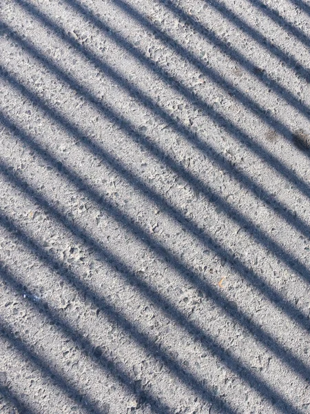 Sombra rayada sobre asfalto gris —  Fotos de Stock