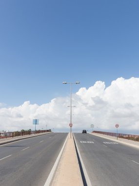 dört şeritli bir asfalt yol