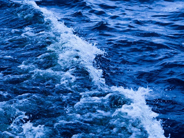 Köpüklü bir sorguç güçlü su akışı formları — Stok fotoğraf