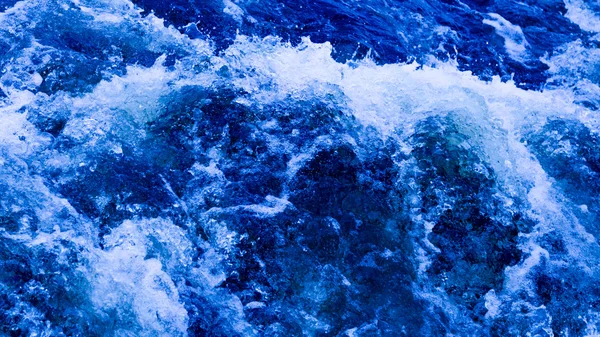 Mavi berrak su köpüren ve köpükler — Stok fotoğraf