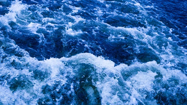 Modrá voda bublající a pěnění — Stock fotografie