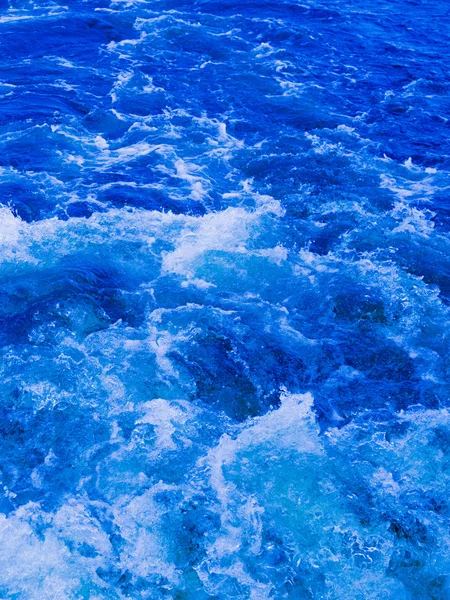 Temiz mavi su güçlü akışı — Stok fotoğraf