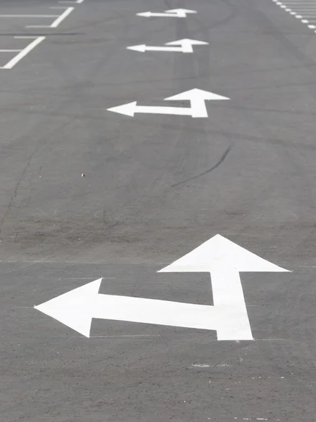 道路上の白い矢印は — ストック写真