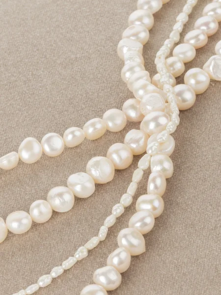 Beads of pearls on velvet — Stock Photo, Image