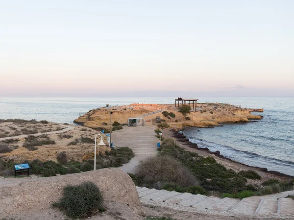 Playa rocosa al atardecer en Alicante — Foto de Stock