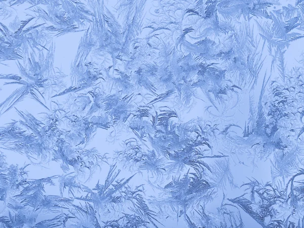 Padrões de gelo no vidro da janela — Fotografia de Stock