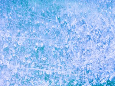 Kabarcıkları ile mavi ince buz