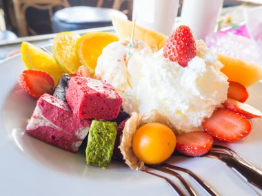 Renkli kek tatlı çeşitli meyve ve dondurmayla