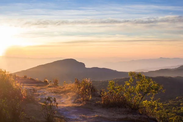 Vue sur le paysage montagneux au parc national d'Inthanon Chaingmai, Thaïlande — Photo