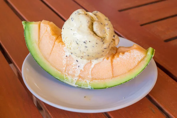 Helado de vainilla con pieza de melón — Foto de Stock