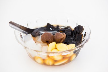 Geleneksel Çince tatlı lezzetli bir fasulye ve bitki 