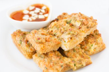 Kızarmış ekmek yaymak kıyılmış domuz eti ile