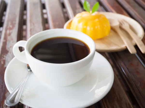 Oranje taart en koffie in de ochtend — Stockfoto