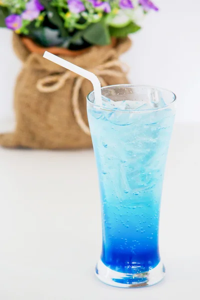 淡水用ブルー ライム炭酸飲料をアイス — ストック写真