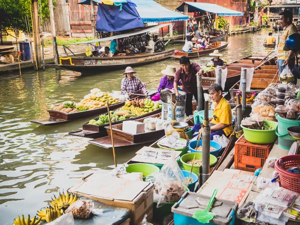 Плавучий рынок Дамнон Садуак в Ратчабури Таиланд — стоковое фото
