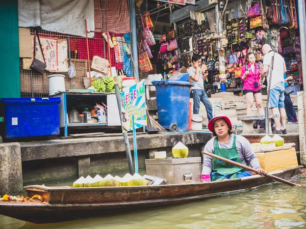 Плавучий рынок Дамнон Садуак в Ратчабури Таиланд — стоковое фото