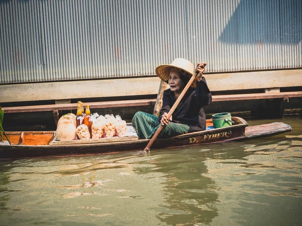 Damnoen Saduak plovoucí trh ve městě Ratchaburi, Thajsko — Stock fotografie