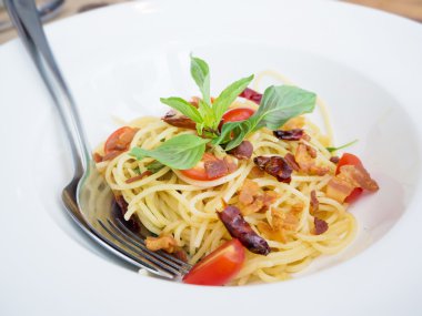 Gevrek domuz Tay tarzında gıda üzerine beyaz tabak acılı spagetti