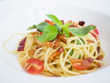 Gevrek domuz Tay tarzında gıda üzerine beyaz tabak acılı spagetti