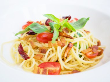 Gevrek domuz Tay tarzında gıda üzerine beyaz tabak acılı spagetti