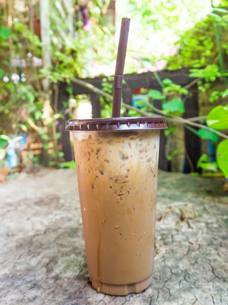 Copo de plástico de café gelado na mesa . — Fotografia de Stock