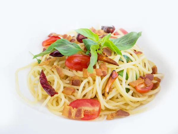 Пряные спагетти с хрустящей свининой в тайском стиле на белом блюде — стоковое фото