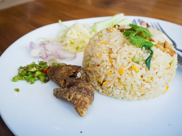 Thai fried rice with crispy fish on dish — Stock Photo, Image