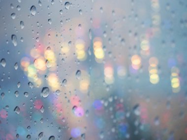 Yağmur damlası desenleri penceresindeki gece ışık defocused 