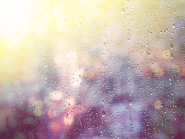 Cam arka plan üzerinde yağmur damlaları