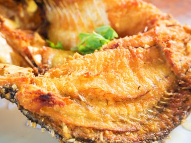 Fishsauce ile kızarmış derin balık