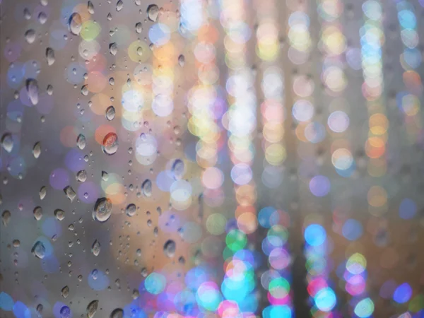 Raindrop patterns on window with night defocused light — Stock Photo, Image