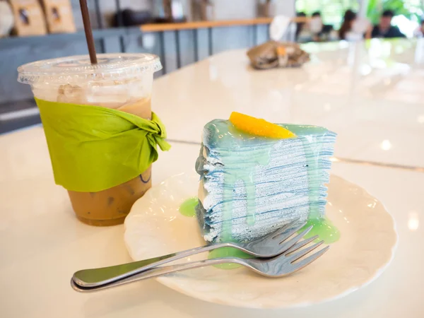 レモン ライムのクレープ ケーキ パンとアイス コーヒー — ストック写真