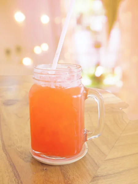 Miękkie i rozmycie szklanki sody truskawek — Zdjęcie stockowe