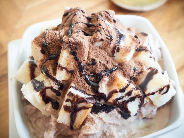 Deliziose miscele di cacao freddo con pane un dessert estivo — Foto Stock