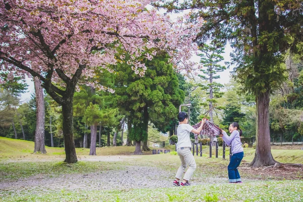 Felices chicos japoneses en primavera Fotos de stock
