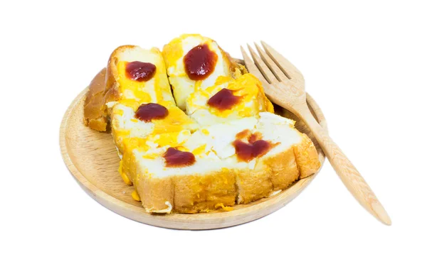 Toastbrot mit Ei und Tomatensauce in Scheiben schneiden — Stockfoto