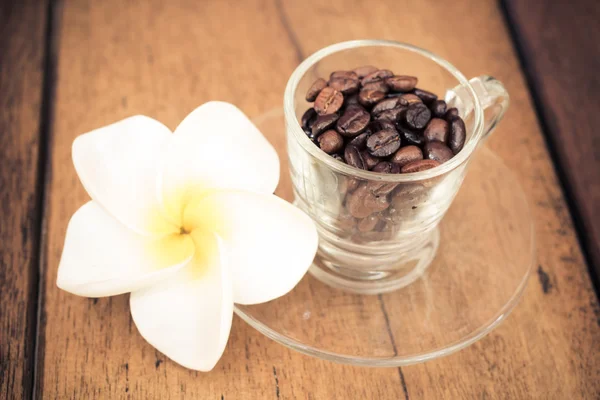 Roasted coffe bean on wood table — Stock Photo, Image