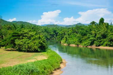 Kanchanaburi doğal görünümü dağ ve nehir 