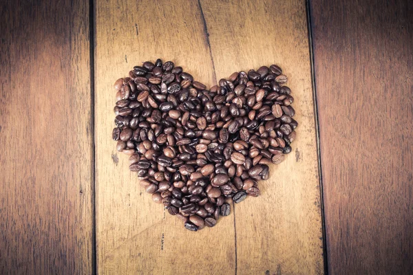 Chicco di caffè arrosto sul tavolo di legno — Foto Stock