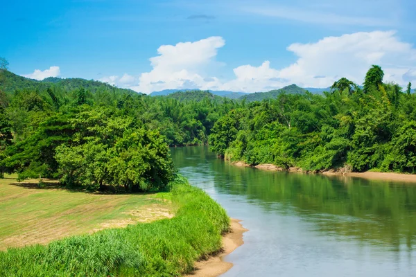 Kanchanaburi doğal görünümü dağ ve nehir — Stok fotoğraf