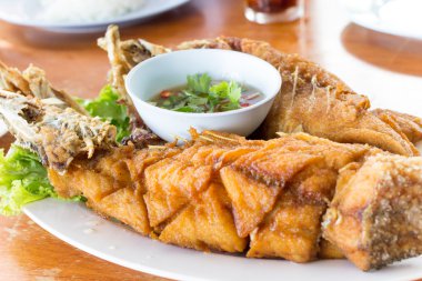 Tay tarzında soslu kızarmış seafish