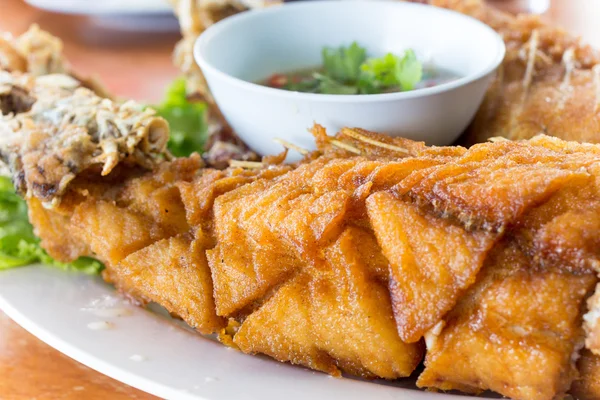 Poisson de mer frit à la sauce thaïlandaise — Photo