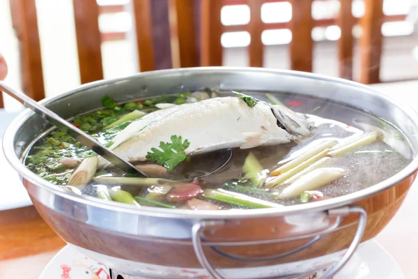 Тайская пряная и кислая с рыбным супом — стоковое фото