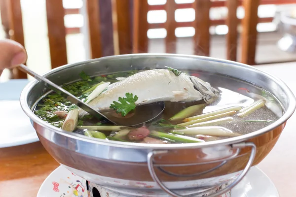 Тайская пряная и кислая с рыбным супом — стоковое фото
