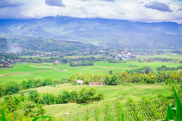 Vista natural da paisagem da aldeia e milho arquivado na montanha — Fotografia de Stock